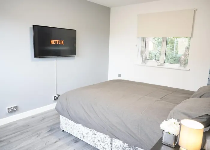 Ricoh Arena/Newly Refurbished Semi-Detached House