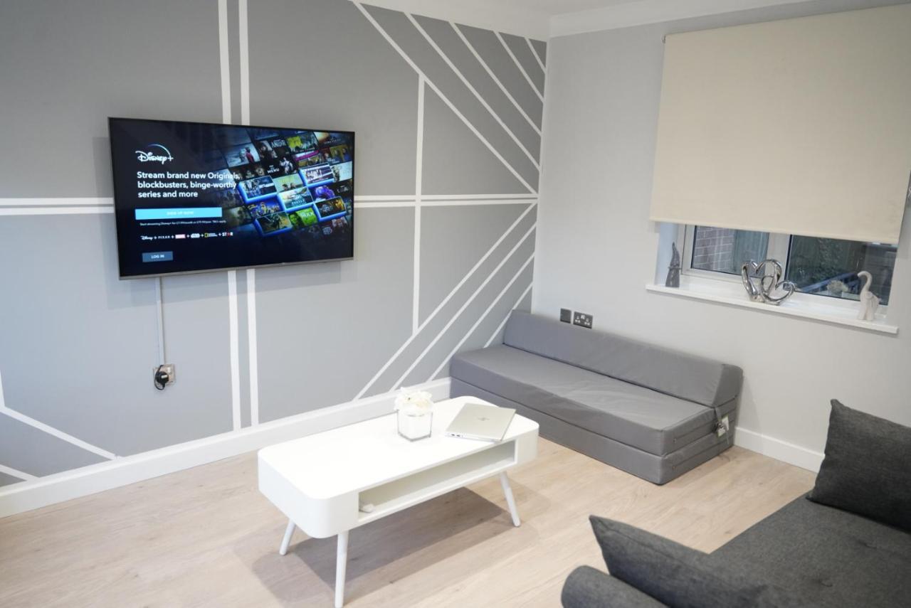 Ricoh Arena/newly Refurbished Semi-detached House Holiday home *